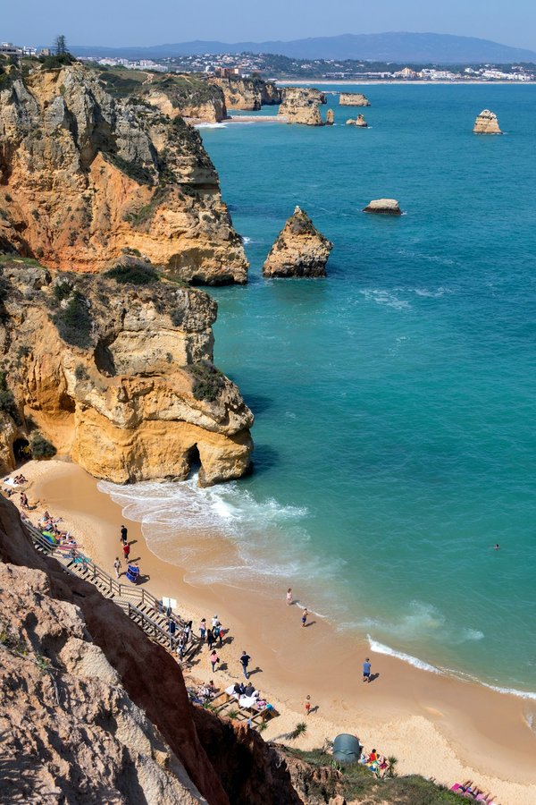 Où peut-on trouver une maison de vacances en Algarve avec des cours de surf et des visites de grottes marines?